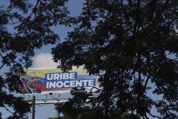 El presidente colombiano, Álvaro Uriba, llega a su 'Día D' ante Justice
